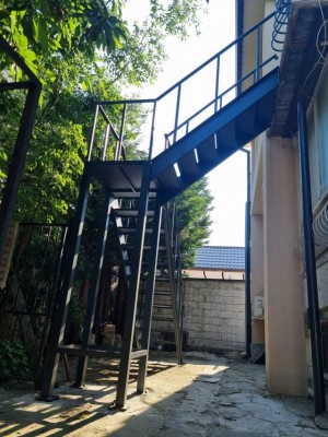 Стълби и парапети, външна стълба с парапет